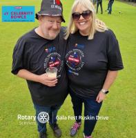 Rtn Nic Monk beats Johnny Vegas in  Celebrity Bowls at Gala day